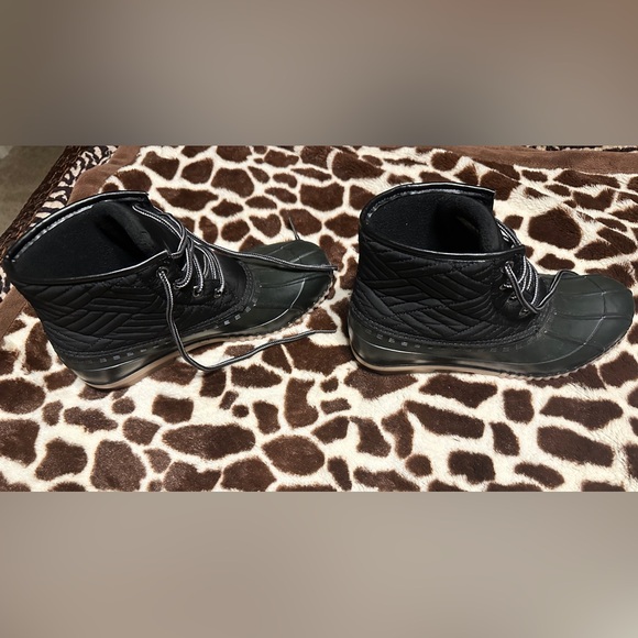 Magellan women’s boots, size 8, pet and smoke free home. - Picture 4 of 8